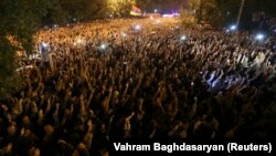 Еревандагы нааразылык митингине чыккандар. 2-октябрь, 2018-жыл.