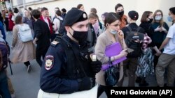 Nashr tarafdorlari yig‘ilgan sud binosi atrofini nazorat qilayotgan politsiya xodimlari.