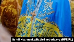 Вбрання у синьо-жовтих кольорах одного зі священників, які взяли участь в соборній літургії, що відбулася на території Софійського собору під час візиту до України Вселенського патріарха Варфоломія. Київ, 22 серпня 2021 року