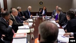 Президент Барак Обама (төрдө) Ак Үйдө улуттук коопсуздук кызматтарынын башчылары менен жыйын өткөрүүдө. 5-январь, 2010