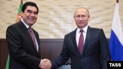 Россия. Гурбангулы Бердымухамедов и Владимир Путин. Сочи, 01.11.2016. Фото Михаил Метцель/ТАСС.