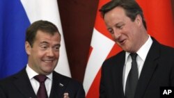 Orsýetiň prezidenti Dmitriý Medwedew (çepde) Britaniýanyň premýer-ministrli Deýwid Kameron bilen duşuşýar, Moskwa, 12-nji sentýabr.