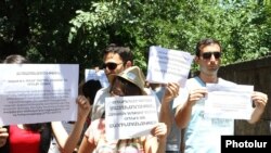 «Դ!եմ եմ» շարժման բողոքի ակցիան Ազգային ժողովի շենքի մոտ: 18-ը հունիսի, 2014 թ.