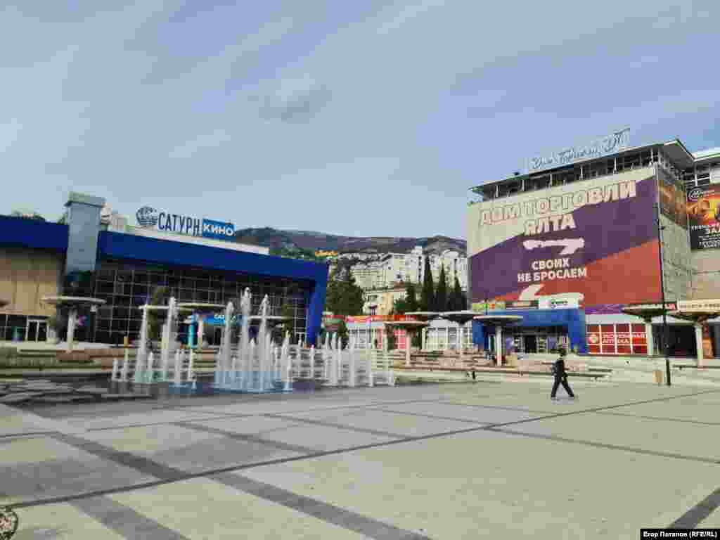 У Ялті часто можна побачити показову прихильність до «путінських скрєп»