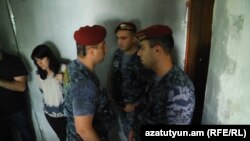 На лестничной площадке у квартиры Жирайра Сефиляна, 20 июня 2016 г․  