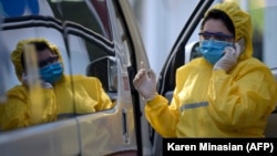 Բուժաշխատող, շտապ բուժօգնության ավտոմեքենա «Սուրբ Գրիգոր Լուսավորիչ» բժշկական կենտրոնի մոտ, հունիս, 2020թ.