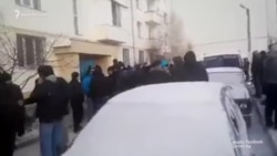 Bağçasarayda qırımtatarınıñ evinde tintüv ötkerdiler, özüni ROVD idaresine alıp kettiler (video)