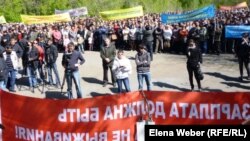 "АрселорМитталТеміртау" компаниясының жұмысшылары жалақыларын көтеруді талап етіп тұр. Теміртау, 19 мамыр 2012 жыл.  