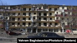 Жилой дом в городе Шуши после обстрела