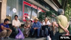 Босния-Герцеговина. Жарды адамдар кедей-кембагалдар үчүн ачылган коомдук ашкананын ачылышын күтүүдө. 20-август 2009-ж.