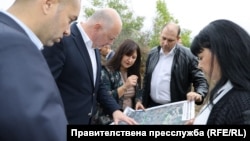 Премиерът Росен Желязков инспектира оводнителните канали към шахтовите кладенци "Долна Митрополия" до Плевен, 29 септември 2025 г.