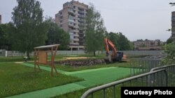 На пересечении Петербургского шоссе и Детскосельского бульвара экскаватор срывает старый уличный бассейн