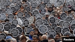 Ստամբուլում բազմաթիվ ցուցարարներ «Ակօս»-ի խմբագրատան դիմաց նշում են Հրանտ Դինքի սպանության հերթական տարելիցը, արխիվ