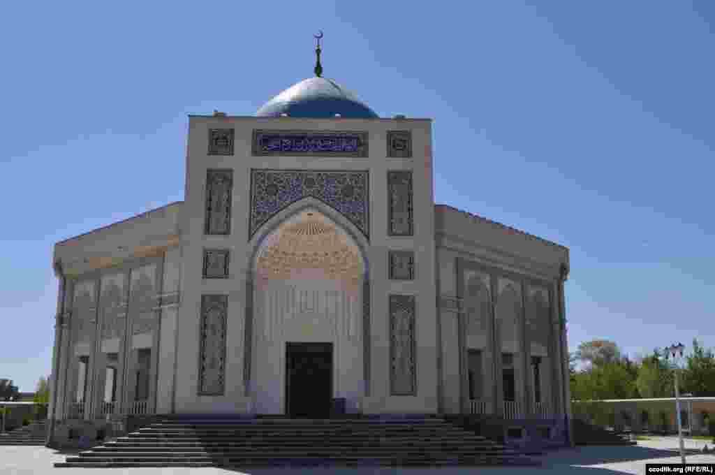 Узбекистан. Мечеть имени Алишера Навои.