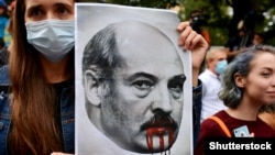 Падчас акцыі солідарнасьці ля амбасады Беларусі ў Кіеве. 13 жніўня 2020 году. Ілюстрацыйнае фота 