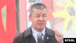 Kyrgyzstan -- One of leaders of the opposition movement Ismail Isakov speaks at a Grand Congress (Eldik Kurultay) of United Popular Movement, Arashan village near Bishkek, 25Apr2009 