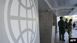 Логотип Всемирного банка на стене центрального офиса организации в Вашингтоне 