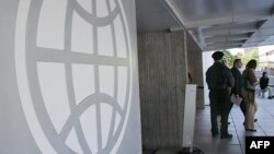 Համաշխարհային բանկի լոգոն Վաշինգտոնում կազմակերպության կենտրոնակայանի շքամուտքի պատին, արխիվ