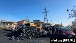 Ош шаарындагы көмүр саткан базалардын биринде. 