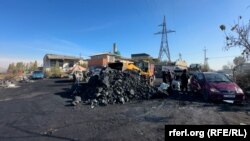 Ош шаарындагы  көмүр саткан  базалардын  бири. Иллюстрациялык сүрөт.