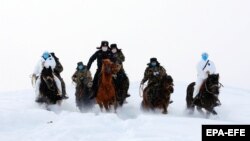 Кітайскія памежнікі скачуць у аддаленыя раёны Сіньцьзян-Уйгурскага аўтаномнага раёну, каб данесьці інфармацыю пра COVID-19, 19 лютага