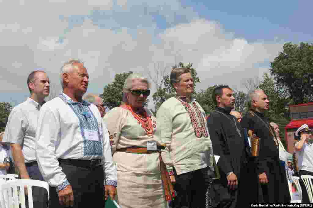 Організатори святкувань 25-ї річниці Незалежності України &ndash; представники Конгресу українців Канади (відділ Торонто) разом із духовенством