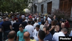 Armenia - Opposition supporters demonstrate outside the Office of the Prosecutor-General in Yerevan against criminal proceedings launched agains a prominent opposition-linked doctor, June 24, 2021.