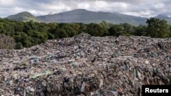 Сметище, пълно с пластмаса в Родригес, провинция Ризал, Филипините, 28 ноември 2024 г.