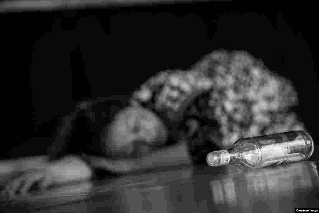 Кыргызстанда үй-бүлөдө зомбулук көргөн аялдар милиция менен соттун көңүл сыртында калып жатат. Ошондой эле күнөөлүүнү жоопко тартуу, соттук иштерди алып баруу, иликтөө амалдарын жүргүзүү кыйла аксап келет