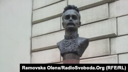 Погруддя Івана Франка біля Церкви Святовї Варвари у Відні, Австрія, 28 жовтня 2013 року