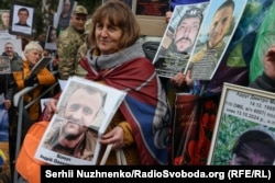 Рідні полонених і зниклих безвісти тримають їхні фото, щоб ті, хто повернувся з полону, могли їх побачити і розповісти щось, якщо десь з ними перетиналися. Обмін. 2 жовтня 2025 року