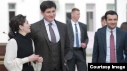 Улуғбек Шодмонов (ўнгда) Отабек Умаров ва Шаҳноза Мирзиёева билан. 