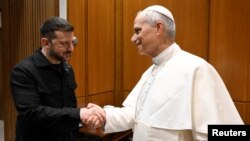 Президентът на Украйна Володимир Зеленски се среща с папа Лъв XIV в деня на встъпването му в длъжност във Ватикана, 18 май 2025 г. 