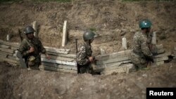 Военнослужащие Армии обороны Нагорного Карабаха во время боевого дежурства на линии соприкосновения, апрель 2016 г․