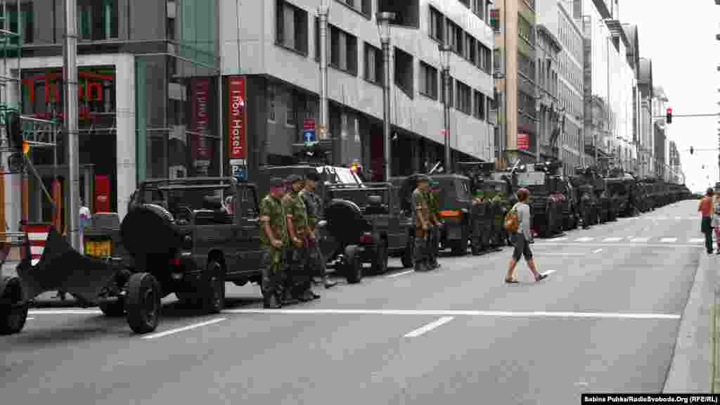 Військова техніка вишикувалась уздовж усієї центральної вулиці Брюсселя &ndash; rue de la Loi