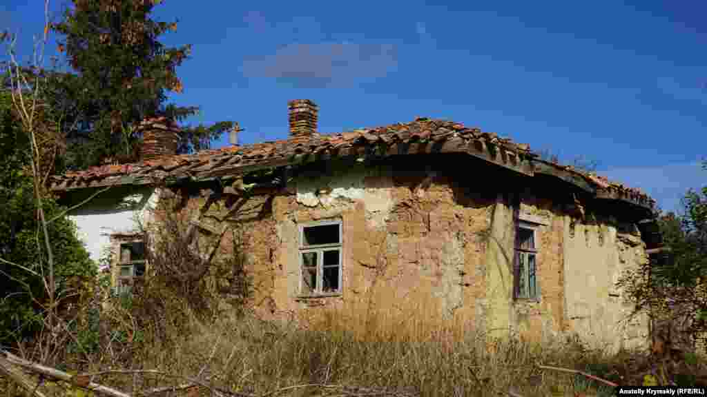 Qomşu soqaqtaki bu ev ise buña muhtac