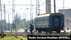 Пенсии все равно будут ждать на счетах, пока люди не получат новые карты