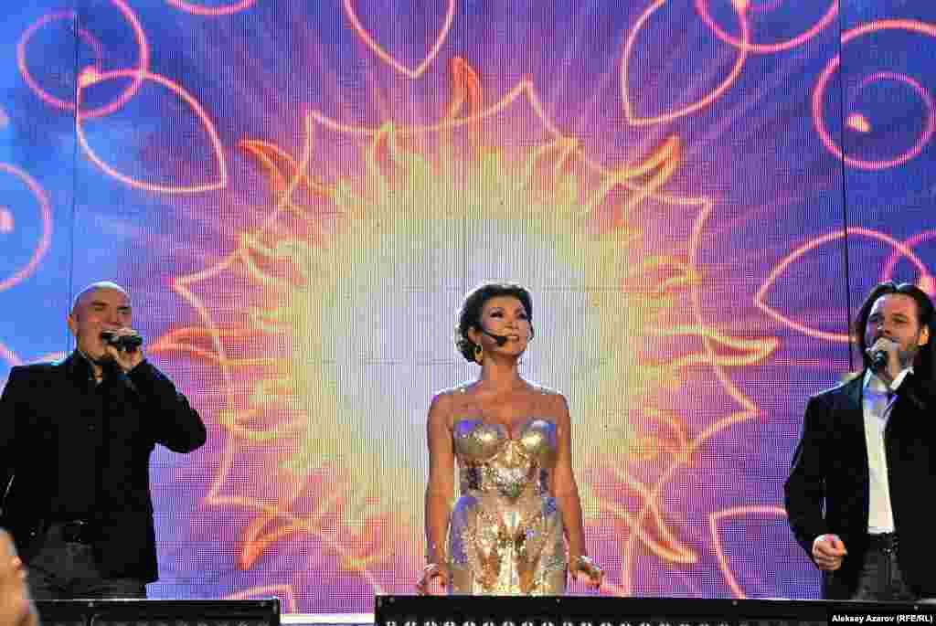 Дариғаның екі әні&nbsp;  &nbsp; Дариға Назарбаева көрерменге өзінің де әнші екенін, &laquo;сахнаға шығудың не екенін білетінін&raquo; мәлімдеді. Ол бұл жолы екі ән айтты. Алдымен ресейлік &laquo;Хор Турецкого&raquo; &nbsp;арт-тобымен бірігіп, &laquo;Назқоныр&raquo; әнін орындады. Ол ән айтқанда сахнадағы монитордан күн шапағы төгіліп тұрды.&nbsp; 