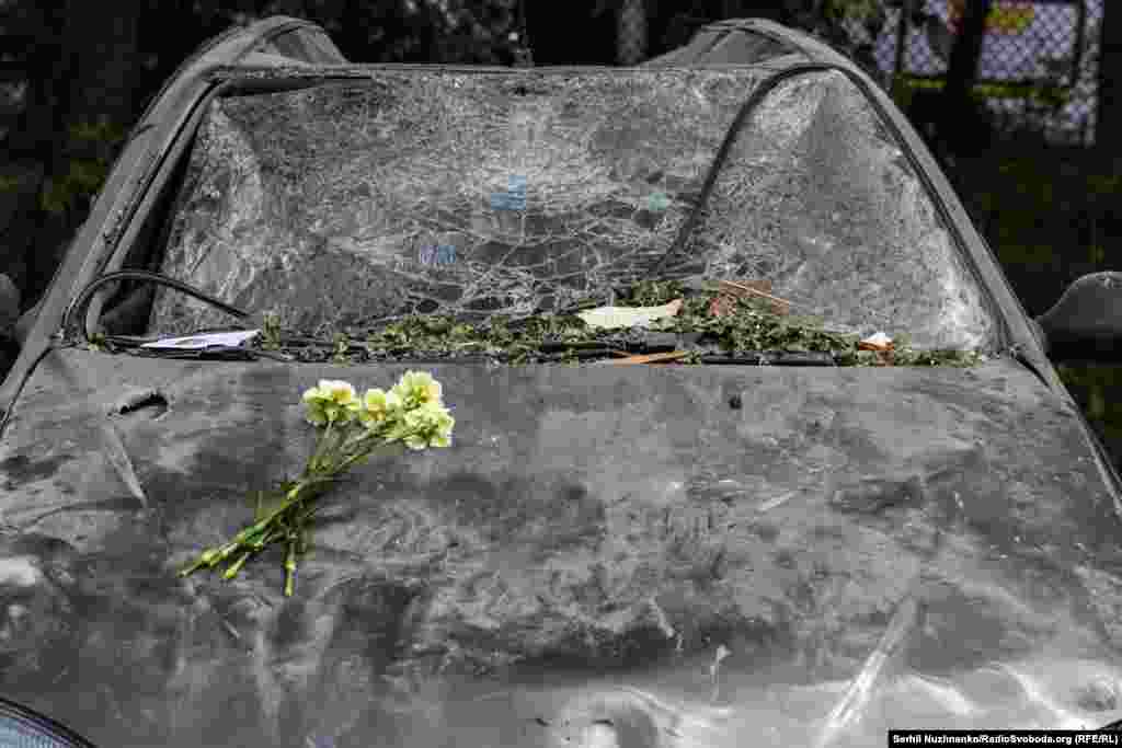 Квіти на пошкодженій вибухом автівці 