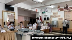 Один из избирательных участков в Бишкеке. 11 июля. 