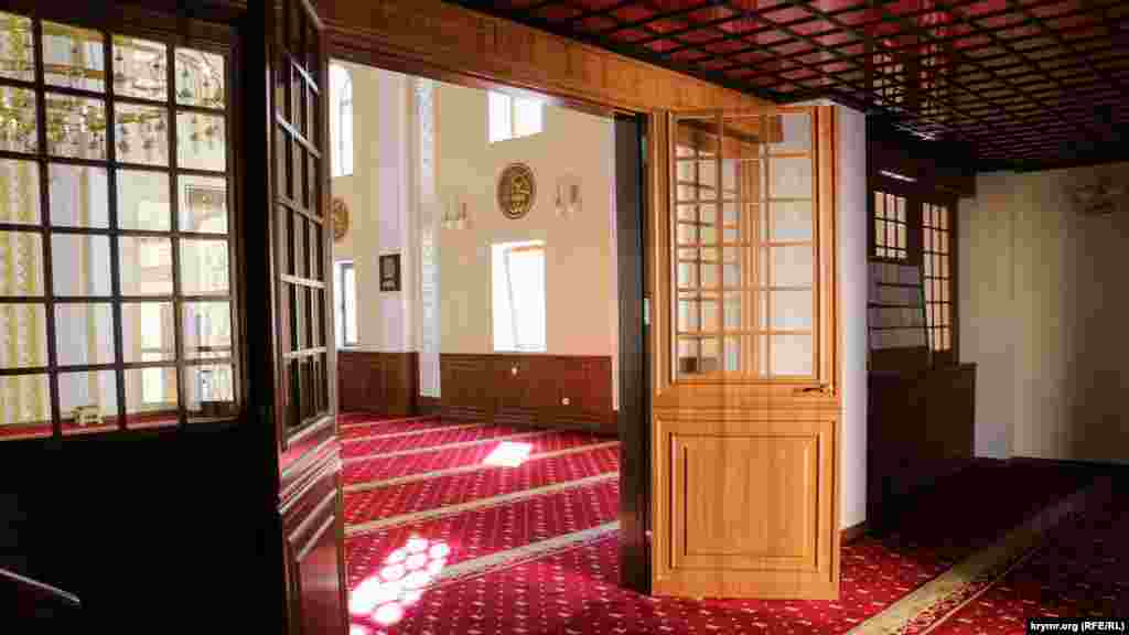 Ayrı ve cemaat namazları keçirilgen caminiñ esas odasına kiriş