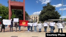 БУУнун Женевадагы кеңсесинин алдындагы кыргызстандыктардын акциясы.  5-май, 2021-жыл. Булак: Чолпон Орозобекова.