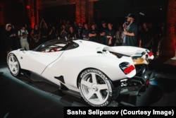 سایپانوف در کنار ابرخودرو «نیلو ۲۷»