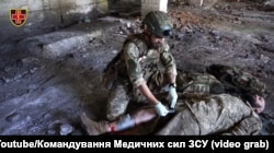 Інструктор Командування медичних сил ЗСУ пояснює, як здійснювати заміну турнікета, липень 2024 року