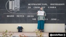 Лена Патяева на пикете в Грозном, Чечня, 20 марта 2025 года. Фотография, опубликованная в телеграм-канале "Слово защите".