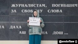 Лена Патяева на пикете в Грозном. 20 марта 2025 года 