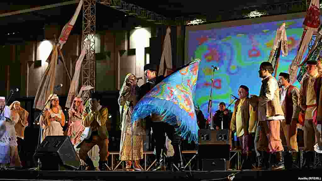 Камал театры каршында яңа сезон ачу тантанасы. &quot;Зәңгәр шәл&quot; спектакленнән өзек. &nbsp;