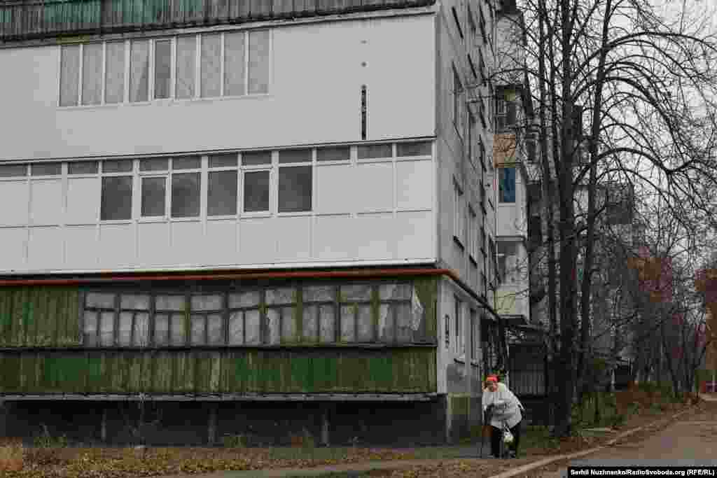 Мікрорайон &laquo;Шахтарський&raquo; виглядає порожнім, бачимо тільки поодиноких літніх людей. Ближче до комендантської години люди потрохи зникають з вулиць міста, артканонада стає ще гучнішою&nbsp;