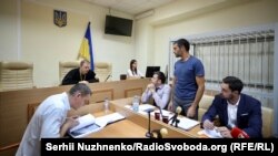 Судове засідання в справі бізнесмена Олексія Тамразова (праворуч у центрі), Київ, 10 серпня 2018 року