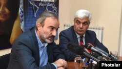 Жирайр Сефилян (слева) и Степан Григорян на пресс-конференции, Ереван, 13 ноября 2018 г. 